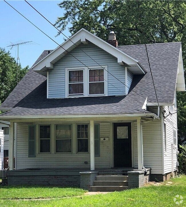 Building Photo - Spacious 3 bedroom 1.5 bath house located ...