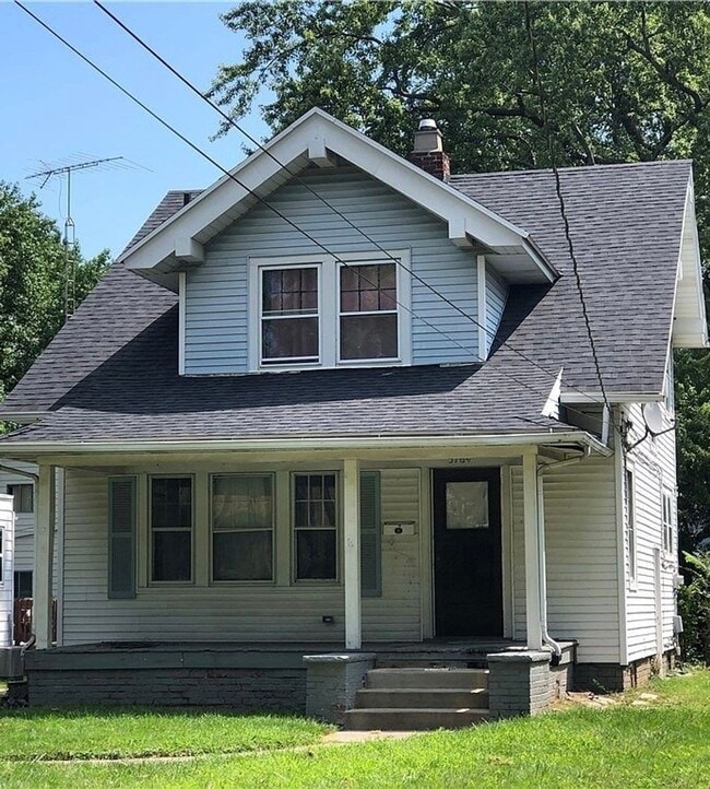 Primary Photo - Spacious 3 bedroom 1.5 bath house located ...