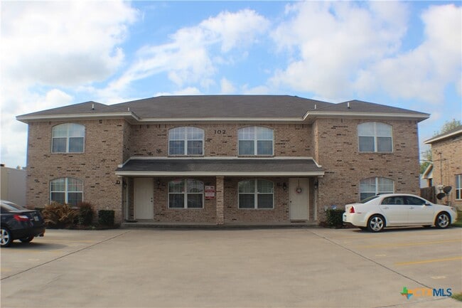 Primary Photo - 102 E Robin Ln