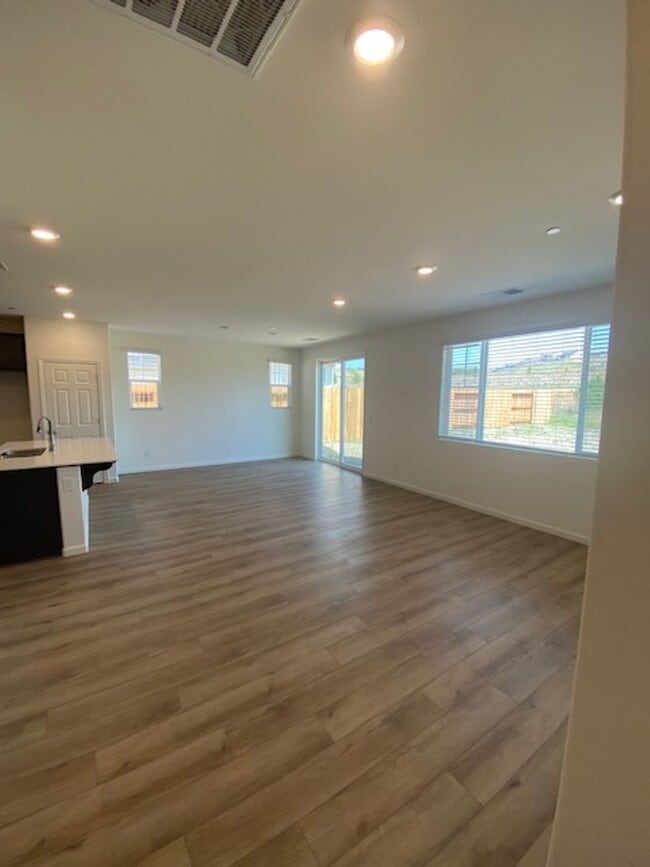 Building Photo - Solar Pet Friendly Single Story Home in Fo...