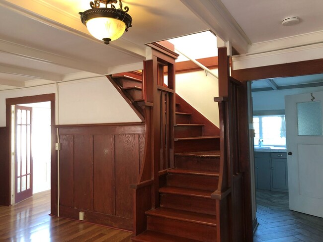 Building Photo - Historic 2-bedroom, 1.5 bath home in the h...