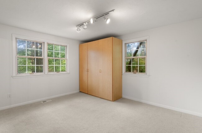 Building Photo - 10 Pinewood Cir