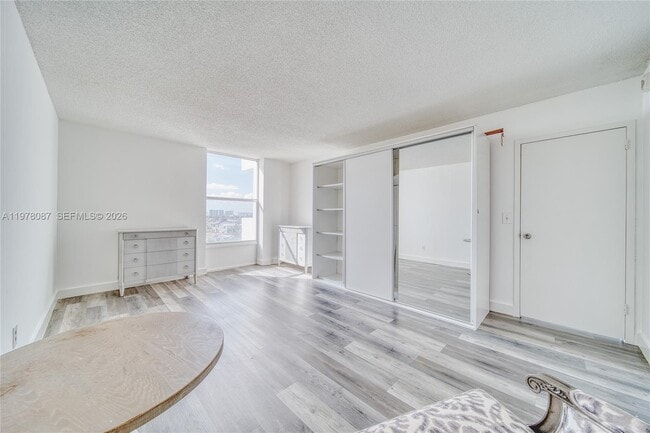 Building Photo - 2000 NE 135th St