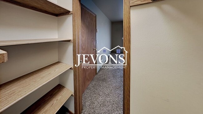 Building Photo - Beautiful duplex near I-823 with flexible ...