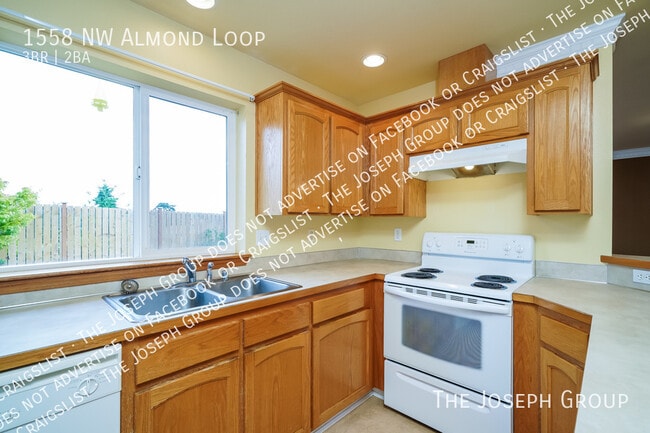 Building Photo - 1558 NW Almond Loop