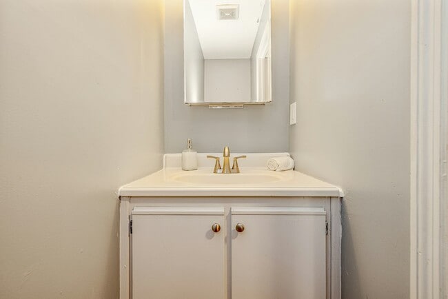 Building Photo - 1526 Fort Bragg Rd