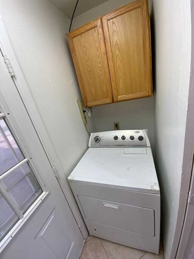 Building Photo - 3 Bedroom Single Story Home Available Near...