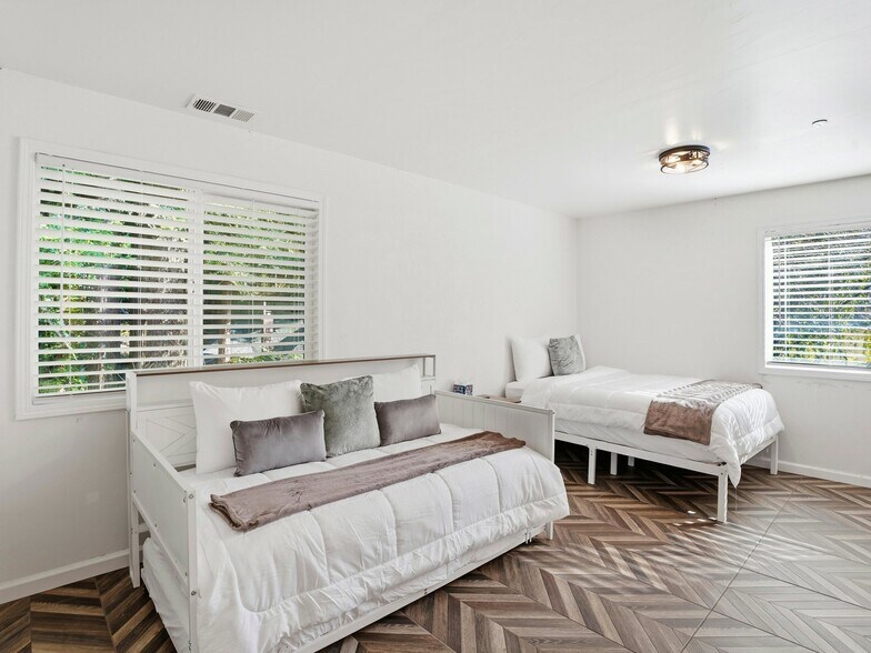 Building Photo - 16799 Center Way