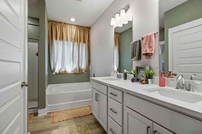 Building Photo - 4 Bedroom in CRESTVIEW!!