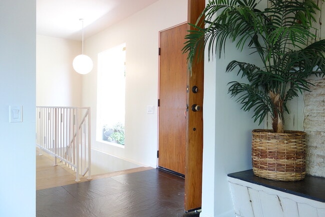 Building Photo - 702 Cavanagh Rd