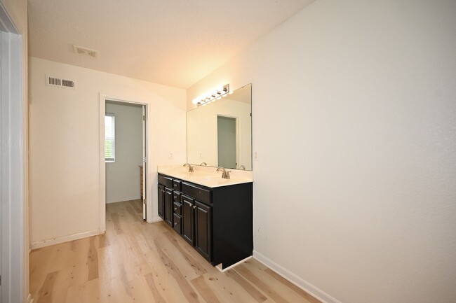 Building Photo - Nice 2 bedroom, 2.5 bath Townhouse with ba...