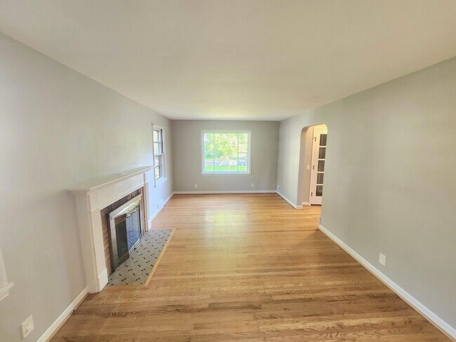 Building Photo - Spacious 4bd apt | Laundry hooks ups | Off street parking