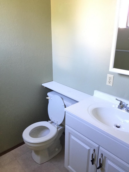 Building Photo - 9032 NE Juanita Dr