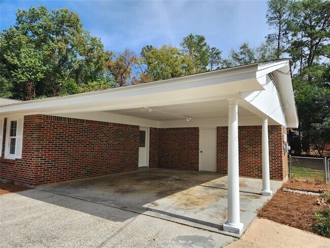 Building Photo - 628 Shadow Ln