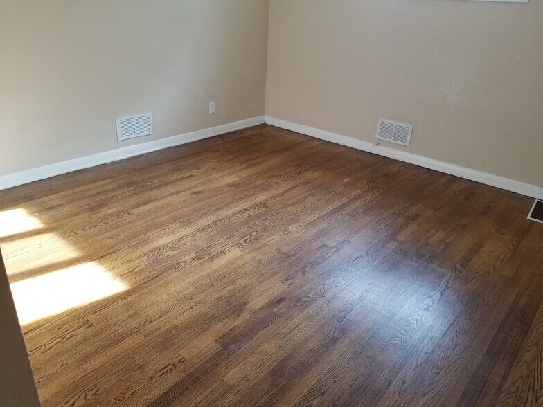 Hardwood / Tile / Granite / SS / Carpet throughout - 7141 Quivas