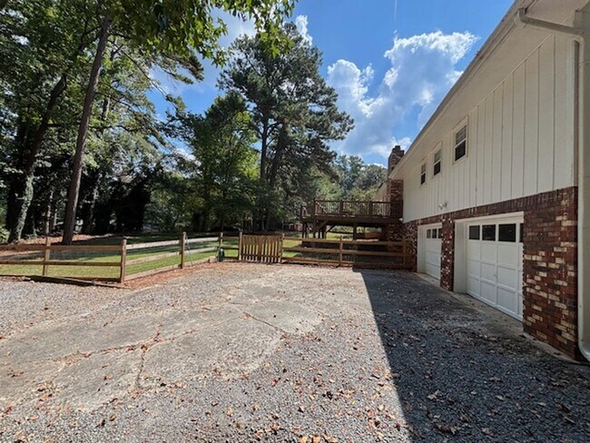 Building Photo - Beautifully Renovated 3-Bedroom, 2-Bath Ranch Home on Full Basement!