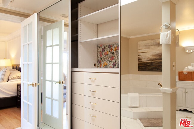 Building Photo - 4804 La Villa Marina