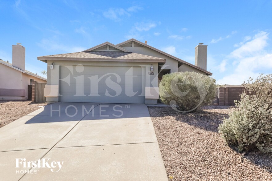 Primary Photo - 3392 W Vía Campana De Oro