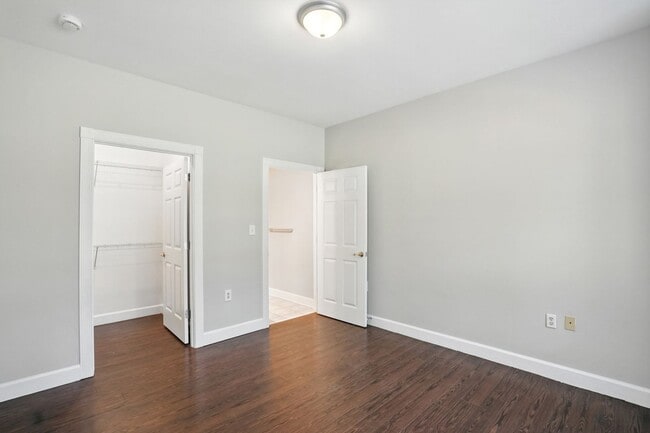 Building Photo - Move-in Ready: 2 Bedroom Condo!