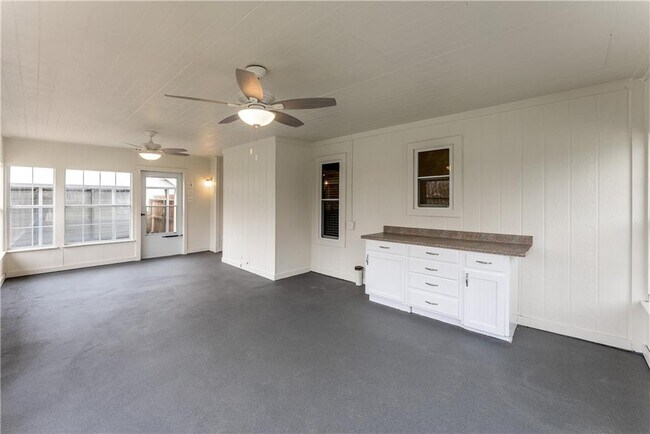 Building Photo - 707 Central Dr
