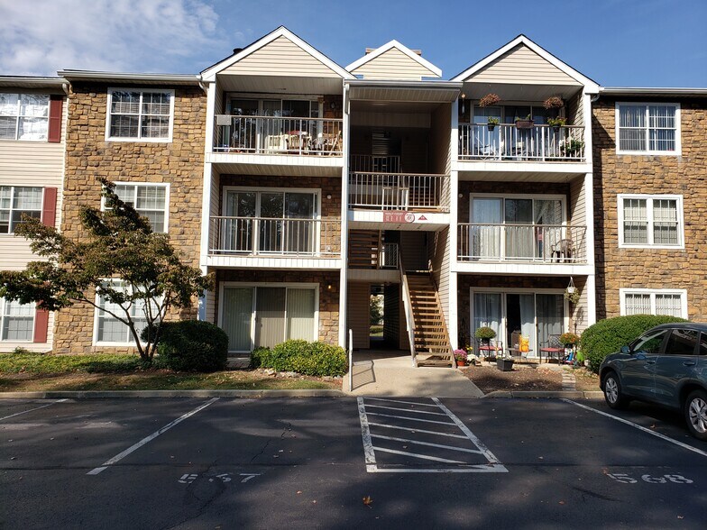 Building Photo - 8 Holly Ct