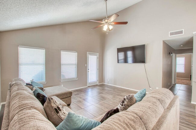 Building Photo - 12561 Paseo Alegre Dr