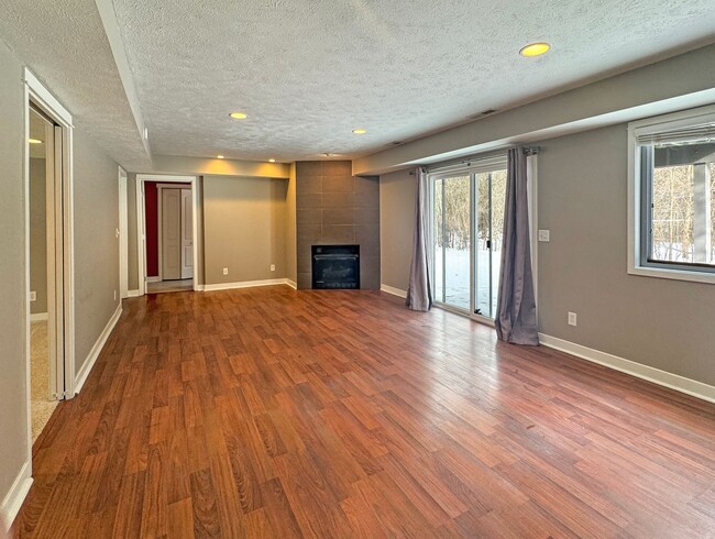 Building Photo - Beautiful 3 Bedroom 2 Bathroom home on the...