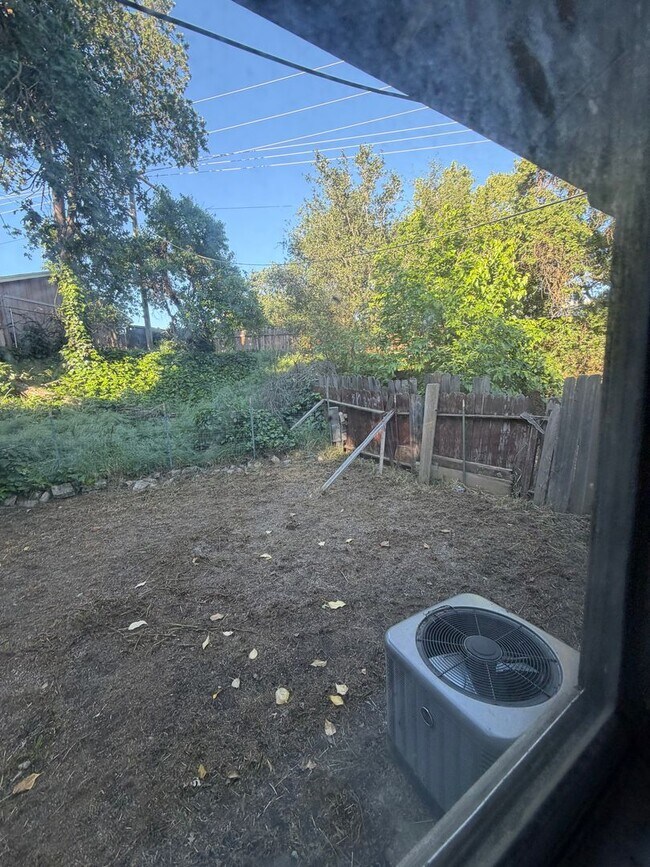 Building Photo - 3 bedroom 1 bath duplex