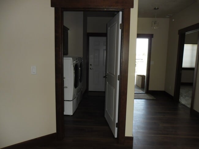 Building Photo - 1320 E Chelan Ct