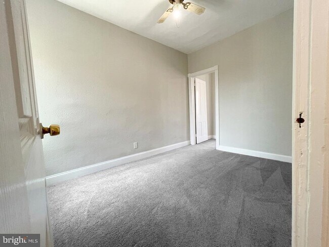Building Photo - 1528 S Hollywood St