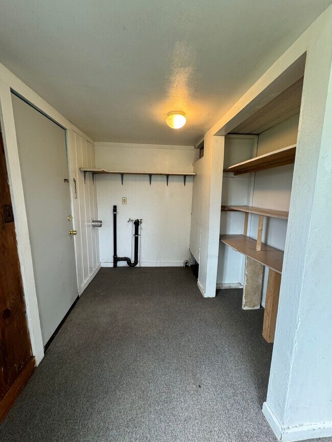 Building Photo - 3 bed 1 bath house with large yard/garden area