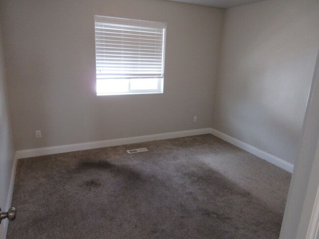 Building Photo - **Move-In Discount**3 bed -2.5 bath - Newer townhome in the heart of Cedar City!