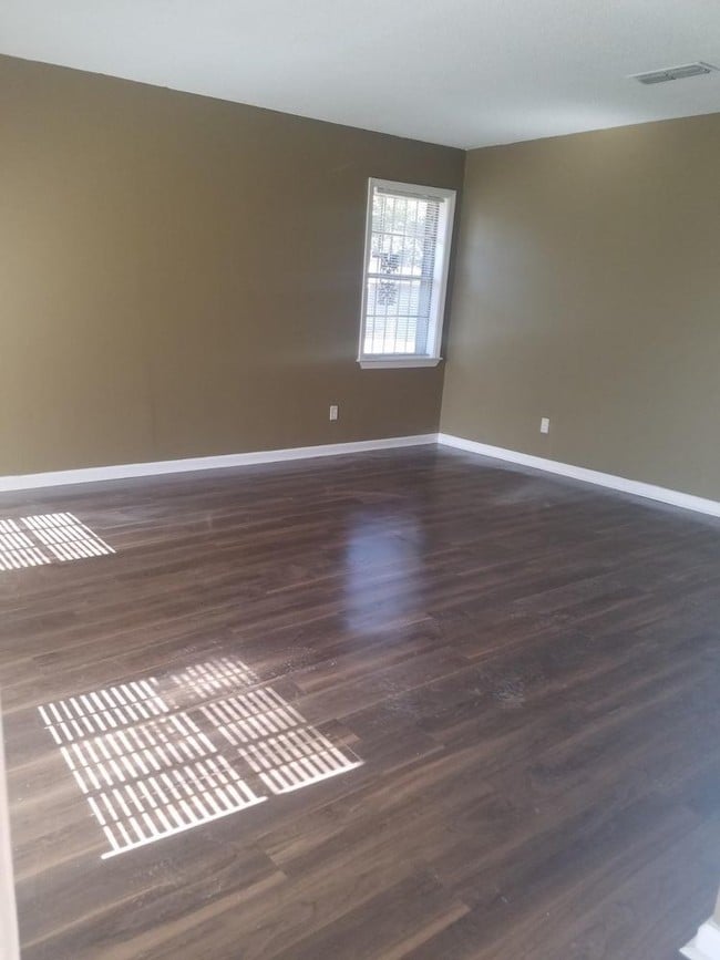 Building Photo - 3 Bedroom 1.5 Bath Home