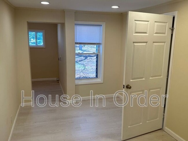 Building Photo - 220 Pointer Rd