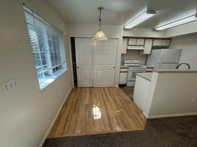 Building Photo - 3 bedroom, 2.5 bath Townhouse
