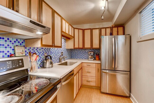 Building Photo - Modern West End Pearl St. 1 Bed/1 Bath Con...