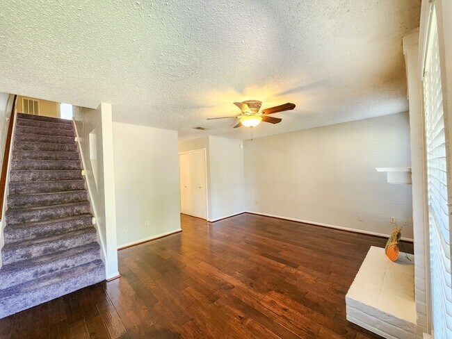 Building Photo - 17742 Kings Park Ln