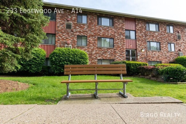 Building Photo - 2 Bedroom Apartment in Pittsburgh! Great L...