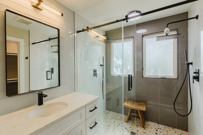 Building Photo - Great updated house in Southeast Denver near Cherry Hills!