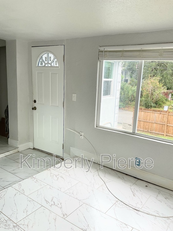 Building Photo - 1356 W 24th St