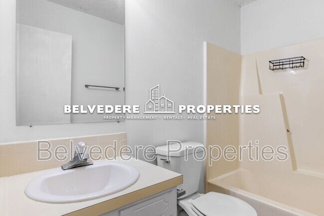 Building Photo - 2402 Markwood Ln SE