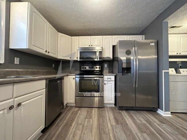 Building Photo - 7490 Stonetrail Way