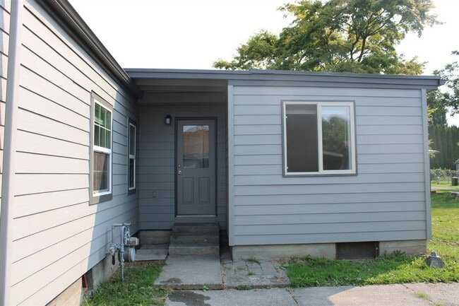 Building Photo - 3 Bedroom, 1.5 Bathroom House! Available now!