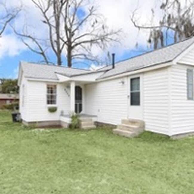 Building Photo - 2-Bedroom Cottage in Central Savannah – Cl...