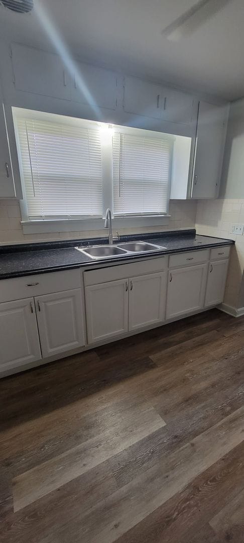 Building Photo - (COMING SOON) Newly Updated Spacious Two Bedroom w/Bonus Room- Single Home Near 21st and Post Rd.