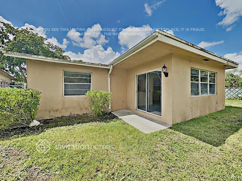 Building Photo - 10641 NW 27th Ct