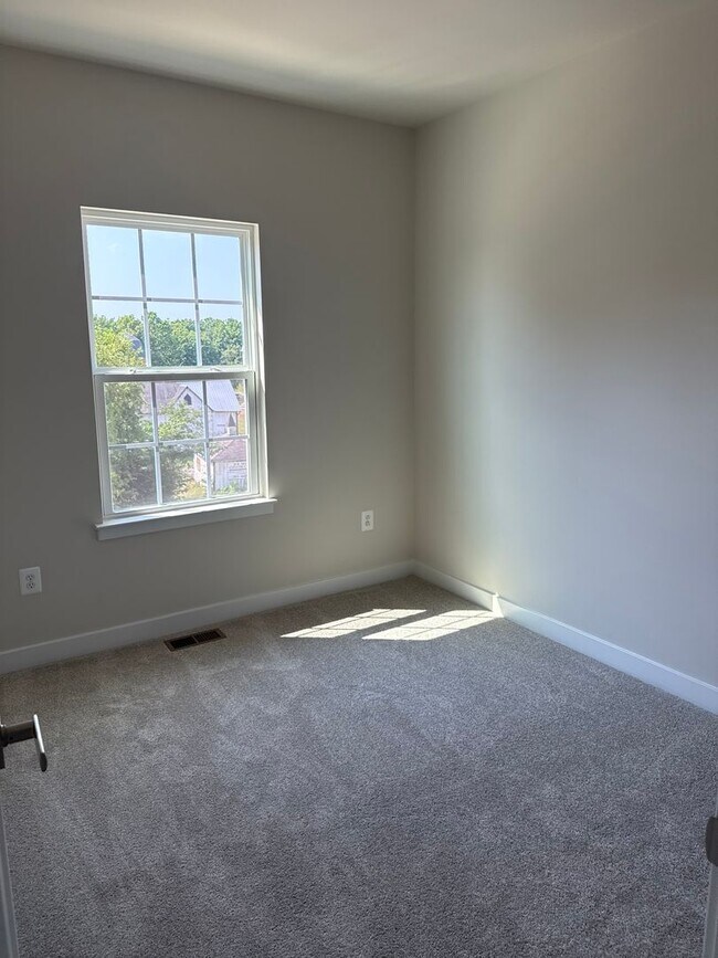 Building Photo - Brand New Build (Never lived in!) END UNIT...