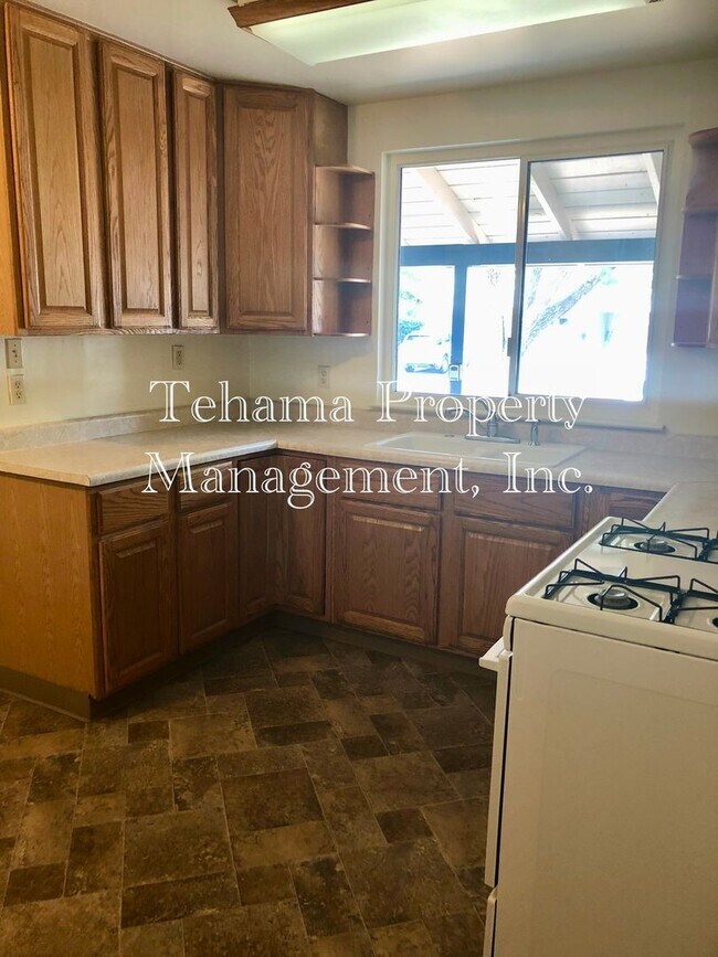 Building Photo - 4 bedroom 2 bathroom downtown Red Bluff home