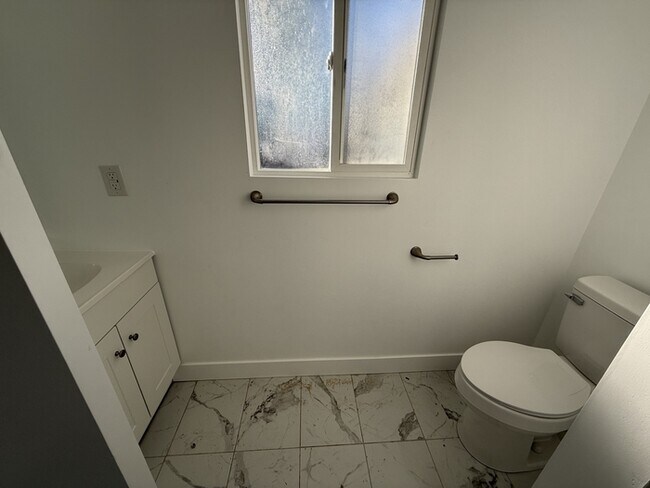 Building Photo - Remodeled duplex - back unit