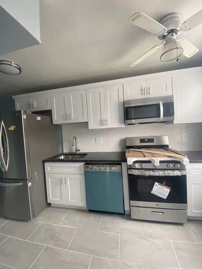 Building Photo - 3B1B Row House Available Sep 1st